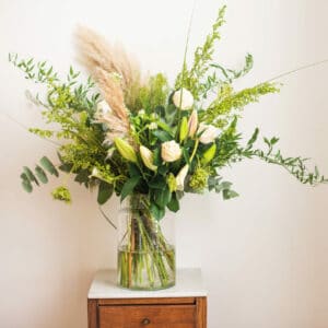 boeket lio met witte bloemen en pampas pluimen